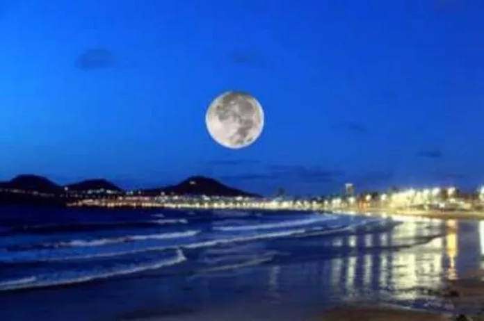 Video La Super Luna se deja ver en Las Palmas de Gran Canaria