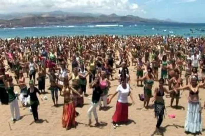 Video del Récord Guinness al congregar a 842 personas bailando la danza del vientre en Las Palmas de Gran Canaria