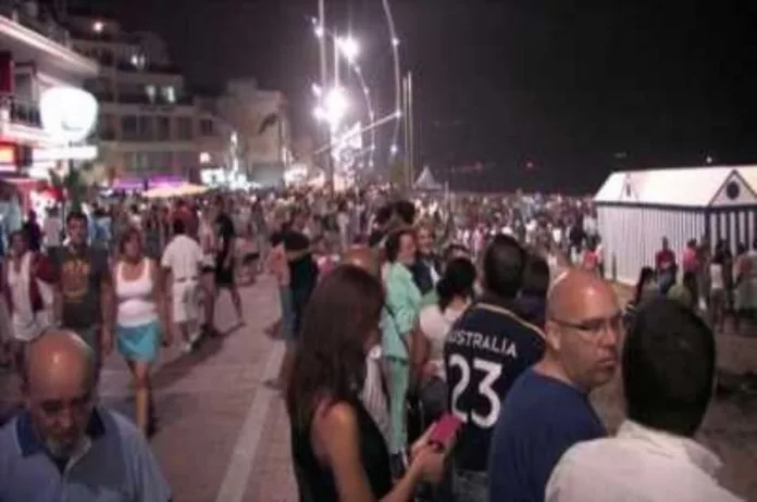Video 100.000 personas celebran la noche de San Juan 2011 en la playa de Las Canteras de Las Palmas
