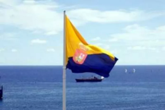 La Bandera de Gran Canaria vuelve a la Fuente Luminosa en Las Palmas de Gran Canaria