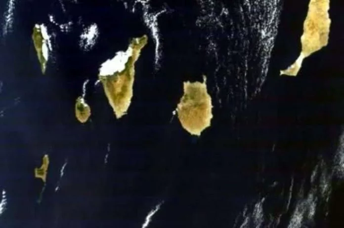 La erupción volcánica de El Hierro, a vista de foto satélite, Islas Canarias