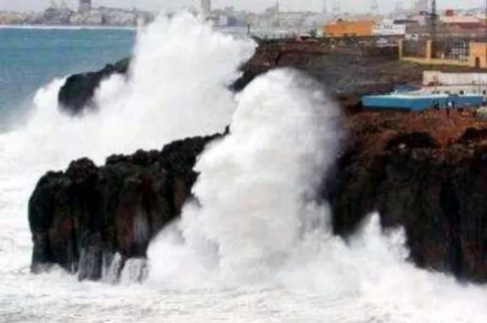 La Aemet activa el aviso amarillo en Canarias por mar de fondo y olas de cuatro metros