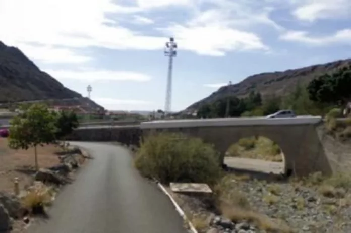 La obra de la autopista tapa el cauce del barranco de Mogán (Gran Canaria)