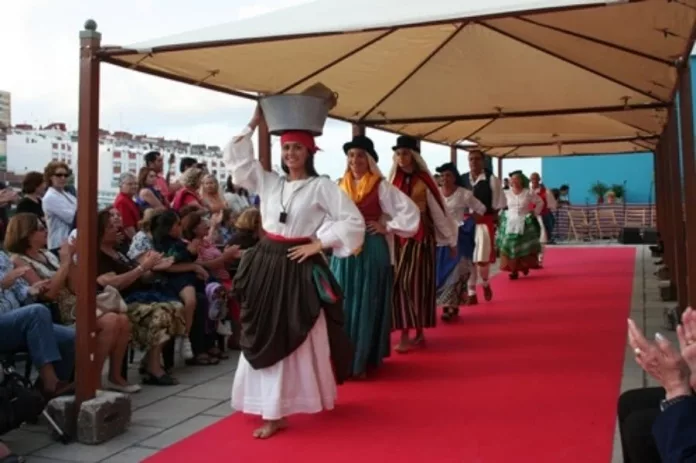 La ciudad celebra los actos del Día de Canarias 2012 en los cinco distritos