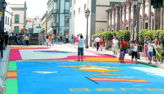 El casco histórico de Vegueta se llena de color con las alfombras del Corpus Christi