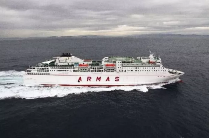 El ferry de Armas que conecta Las Palmas y Tenerife sale del dique del Puerto de La Luz