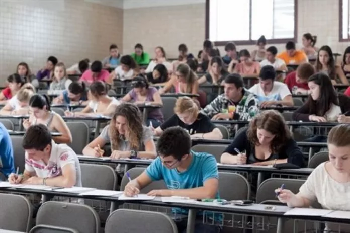 El archipiélago pierde 200 profesores en la enseñanza pública no universitaria