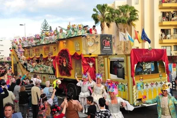 'Gran baile de carneros y lechuzas', primer premio de Carrozas del Carnaval de Maspalomas