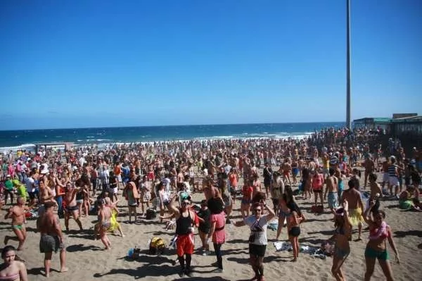 Cientos de personas disfrutan del 'Carnaval al Sol' en Maspalomas