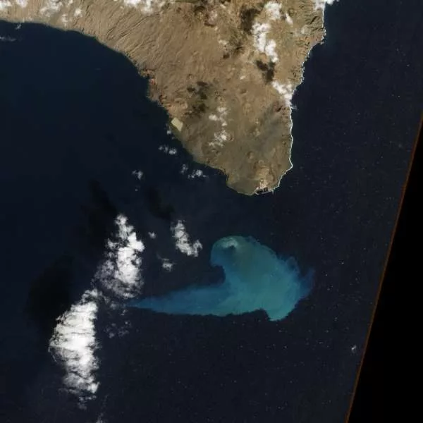 La foto del volcán submarino de El Hierro alcanza la final de imagen del año para la Nasa