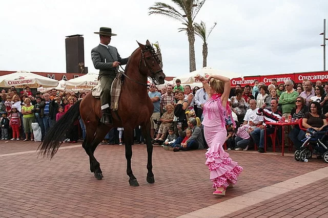 La Isleta, El Puerto y Guanarteme celebra la Feria de Abril con pasacalles y bailes
