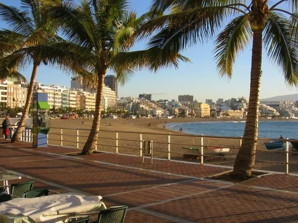 Santa Cruz de Tenerife y Las Palmas de Gran Canaria las ciudades con playa más baratas para hospedarse en España
